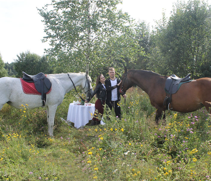 Фотография пары с лошадьми на романтической конной прогулке